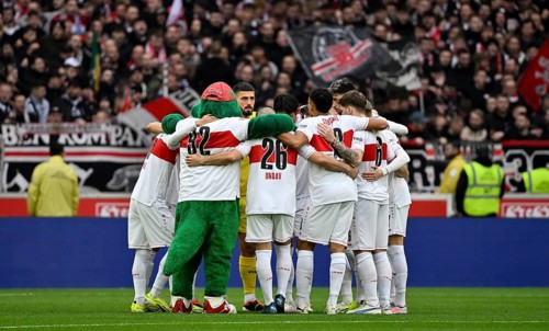 Team building, team circle in front of the start of the match, VfB Stuttgart with mascot Fritzle,
