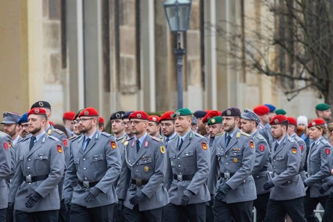 Public roll call of the Army Officers' School on Theatre Square: Bundeswehr honours and bids