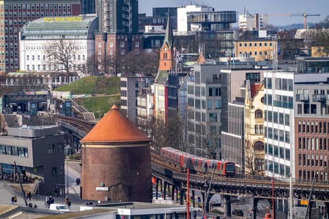 Elevated railway, line U3, at the Landungsbrücken, St. Pauli, above the street Vorsetzen, Zombeck