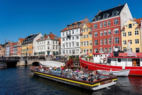 Nyhavn, in the Frederiksstaden district, canal cruise, harbour district with houses over 300 years