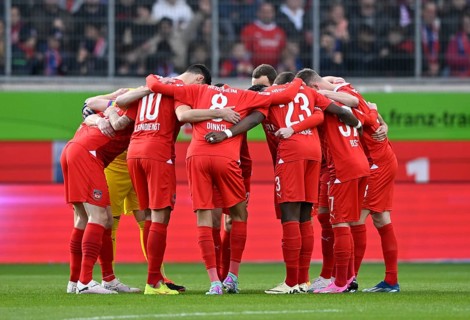Team building, team circle in front of the start of the match, 1. FC Heidenheim 1846 FCH,