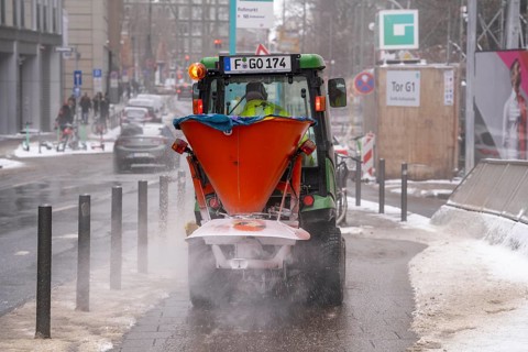 Winter onset, winter service, clearing snow and ice from pavements, sweeper, winter service