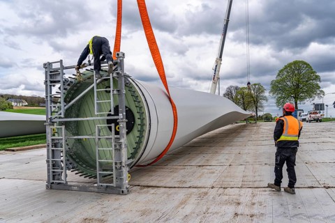 Preparation for the transport of a 68 metre long blade, a wind turbine, with a self-propelled