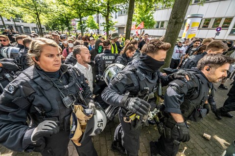 Riots in the run-up to the AFD party conference in Essen, demonstrators try to prevent AFD