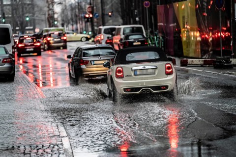 Winter, rainy weather, freezing rain, large puddle, puddle of water, in the city centre, GroÃŸe