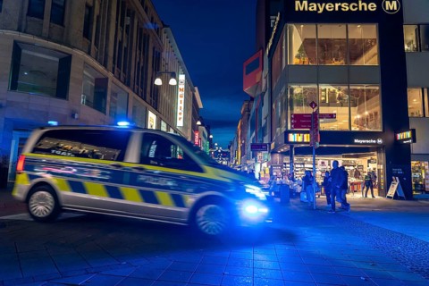 Police patrol car, on the way to an operation in the city centre, shopping street Westenhellweg,