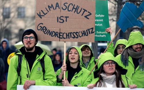 Fridays for Future demonstration at the Federal Ministry of Transport for compliance with climate
