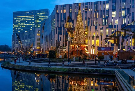 Christmas market, at the Kö-Bogen shopping centre, in the city centre of Düsseldorf, at the back