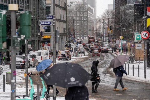 Winter in the city, GroÃŸe GallusstraÃŸe, Frankfurt, Hesse, Germany, Europe