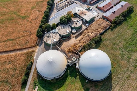 Biogas plant, gas storage, with dome, fermenter tanks for the fermentation process, use of solid