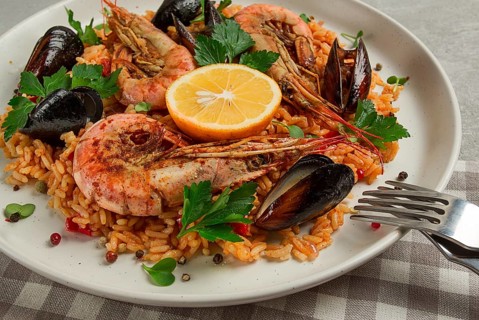 Paella mit Meeresfrüchten, Risotto mit Garnelen und Muscheln, Reis, hausgemacht, Blick von oben,