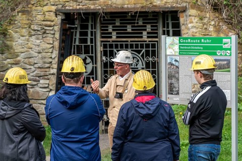 Visitor group at the entrance to the Nachtigallstollen, tour guide, GeoRoute Ruhr, Dünkelberg