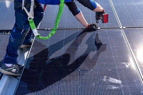 Installation of solar modules on the roof of a commercial enterprise, over 400 photovoltaic modules