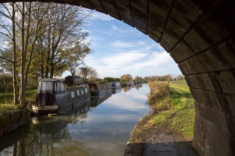 Narrowboats at Ladies bridge, Kennet and Avon canal, Wilcot, near Woodborough, Wiltshire, England,