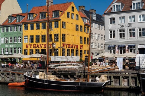 Nyhavn, in the Frederiksstaden district, harbour district with houses over 300 years old, promenade