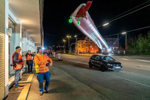 Transport of a 68 metre long, 22 tonne blade of a wind turbine, here in Schwelm, onlookers, with a