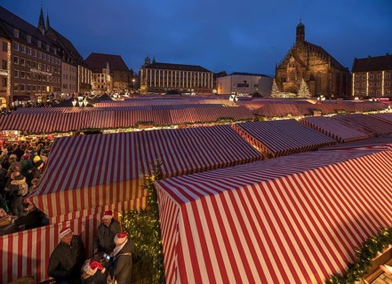 Nuremberg Christmas Market in the evening, on the right the Church of Our Lady, Nuremberg, Middle