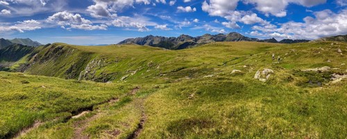2 hikers on the plateau of the Etrachböden on the way to the Deneck in the Niedere Tauern, Sölktal