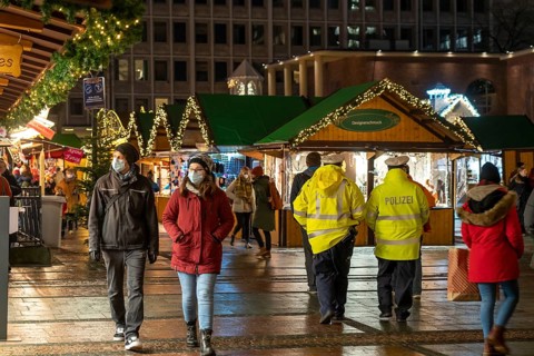 Police patrol at the Christmas market on Kennedyplatz in Essen, during the Corona crisis, in