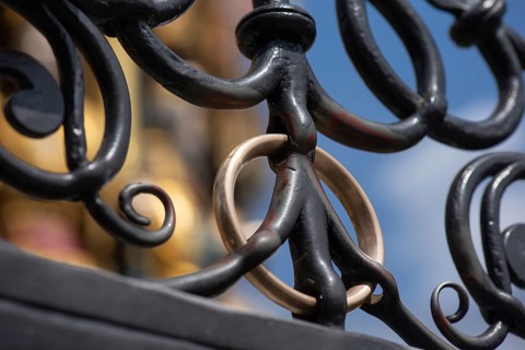 Brass ring on the Beautiful Fountain is considered a lucky charm, Hauptmarkt, Nuremberg, Middle