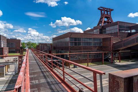 Crew bridge, in the Zollverein Park, on the grounds of the Zeche Zollverein, winding tower of shaft