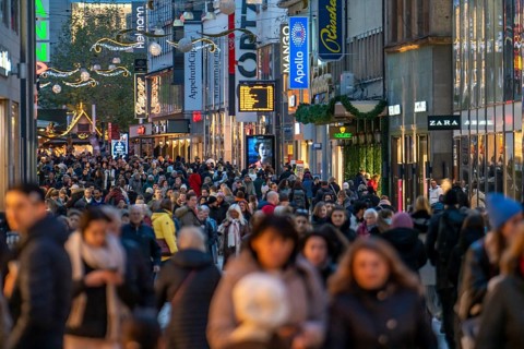 Pre-Christmas time in Dortmund, pedestrian zone, shopping street Westenhellweg, many people go