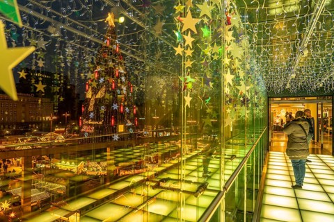 Christmas market in Dortmund, Hansaplatz, view from a pedestrian gallery between 2 department