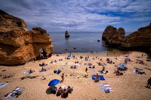 Bathers, holidaymakers, bathers on the beach, Praia do Camilo, Lagos, cliffs, Atlantic Ocean,