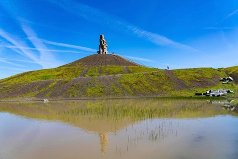 Rheinelbe spoil tip in Gelsenkirchen, 100 metre high spoil tip, landscape park, with the sculpture