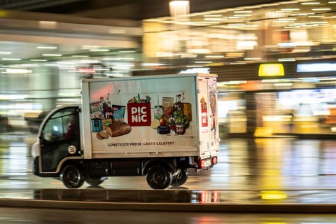 Picnic food delivery service vehicle, rainy weather, city centre, in the evening, Essen, North