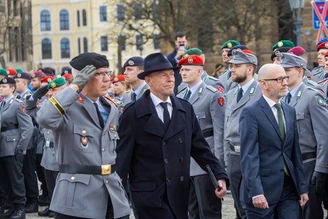 Public roll call of the Army Officers' School on Theatre Square: Bundeswehr honours and bids