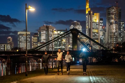 Skyline of the city centre of Frankfurt am Main, joggers on the pavement, promenade along the river