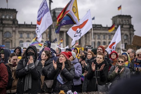 150, 000 people gather around the Bundestag in Berlin to build a human wall against the shift to