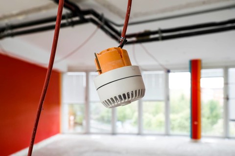 A smoke detector hanging on a wall for mounting, Berlin, 15/04/2024, Berlin, Berlin, Germany,