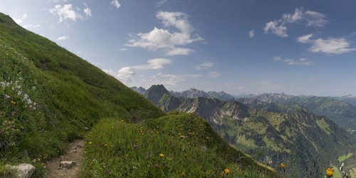 Laufbacher Eck-Weg, a panoramic high-altitude trail from the Nebelhorn into the Oytal, behind the