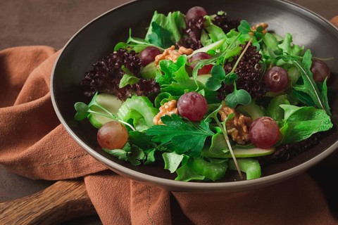 Frischer Salat, Waldorf, Staudensellerie, mit Apfel und Walnuss, Weintrauben, KrÃ¤uter,