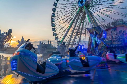 Deutz funfair on the Rhine, at Easter, funfair, break-dancer ride, Ferris wheel, Cologne Cathedral,