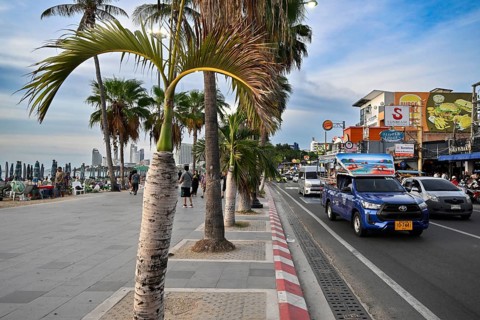 Pedestrian zone and road traffic, Beach Road Pattaya, Thailand, Asia