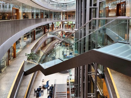 Stilwerk Düsseldorf, free-floating staircase in the elliptical atrium with surrounding galleries on