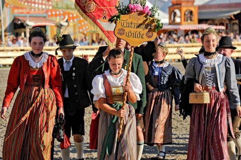 Parade of Bavarian traditional traditional costume clubs, woman of the Tutzing Guild in traditional