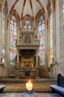 The Divi Blasii Church is a three-nave, cruciform hall church on the Untermarkt square in the town