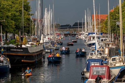 Christianshavns Kanal, round trip with electric hire boat, old district, at the same time very