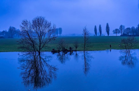 High water on the Rhine at Düsseldorf-Kaiserswerth, foggy weather, riverside paths and Rhine