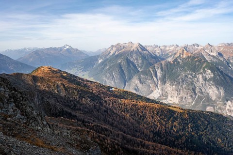 View from the ridge of the Venet to the mountain panorama of the Parzinn Group of the Lechtal Alps,