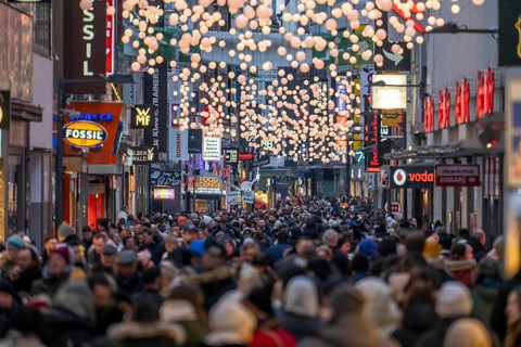 Sunday shopping in Cologne city centre, Hohe StraÃŸe, 1st Advent weekend, crowded shopping street,
