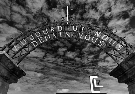 Wrought-iron portal by Francois Theis with the inscription Heute Ihr Morgen Wir, entrance to the