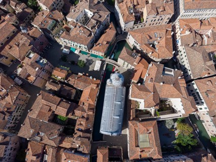 Marmor verkleidete Kirche Santa Maria dei Miracoli, im Sestiere Cannaregio, Drohnenaufnahme,
