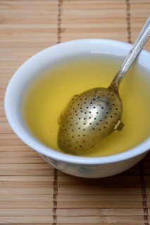 Green Sencha tea, preparation with teaspoon