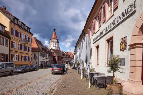 Niggelturm, houses outside the restaurant and wine bar Winzerstüble on the main street in rainy