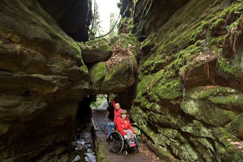 Wheelchair user in Uttewalder Grund at the rock gate